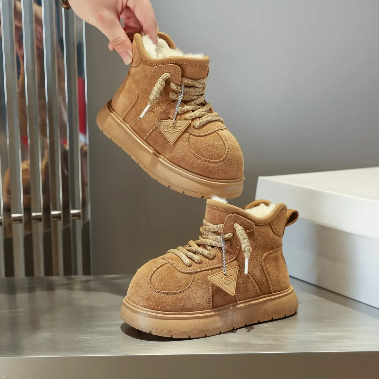 UGG حذاء ثلجي بني من السويد المبطن بشرائط Shearling مربوط بشرائط 9