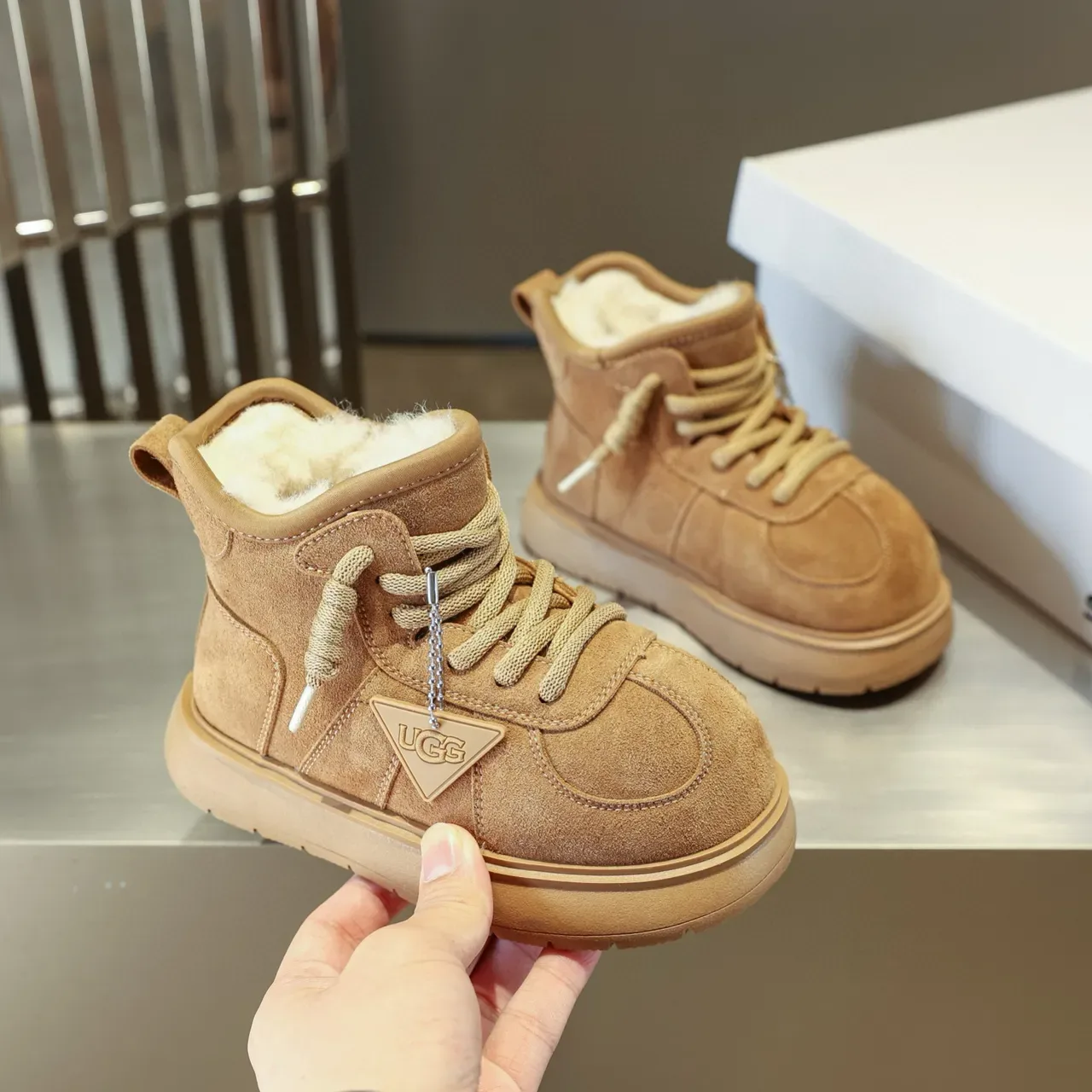 UGG حذاء ثلجي بني من السويد المبطن بشرائط Shearling مربوط بشرائط 10