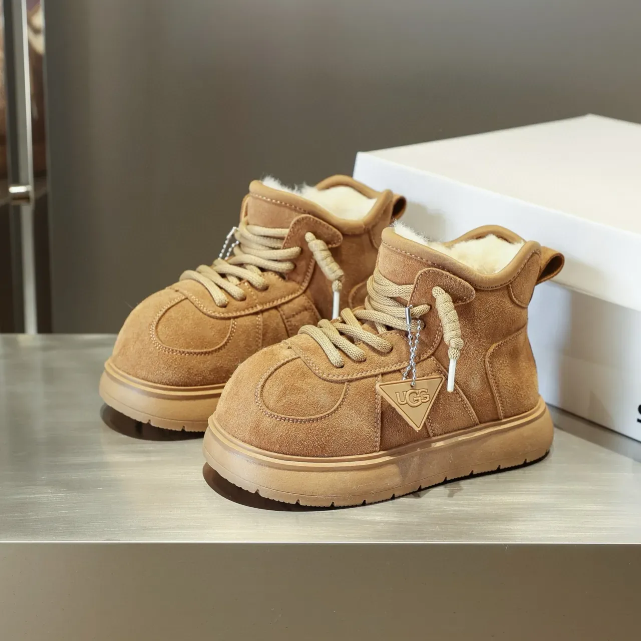 UGG حذاء ثلجي بني من السويد المبطن بشرائط Shearling مربوط بشرائط 11