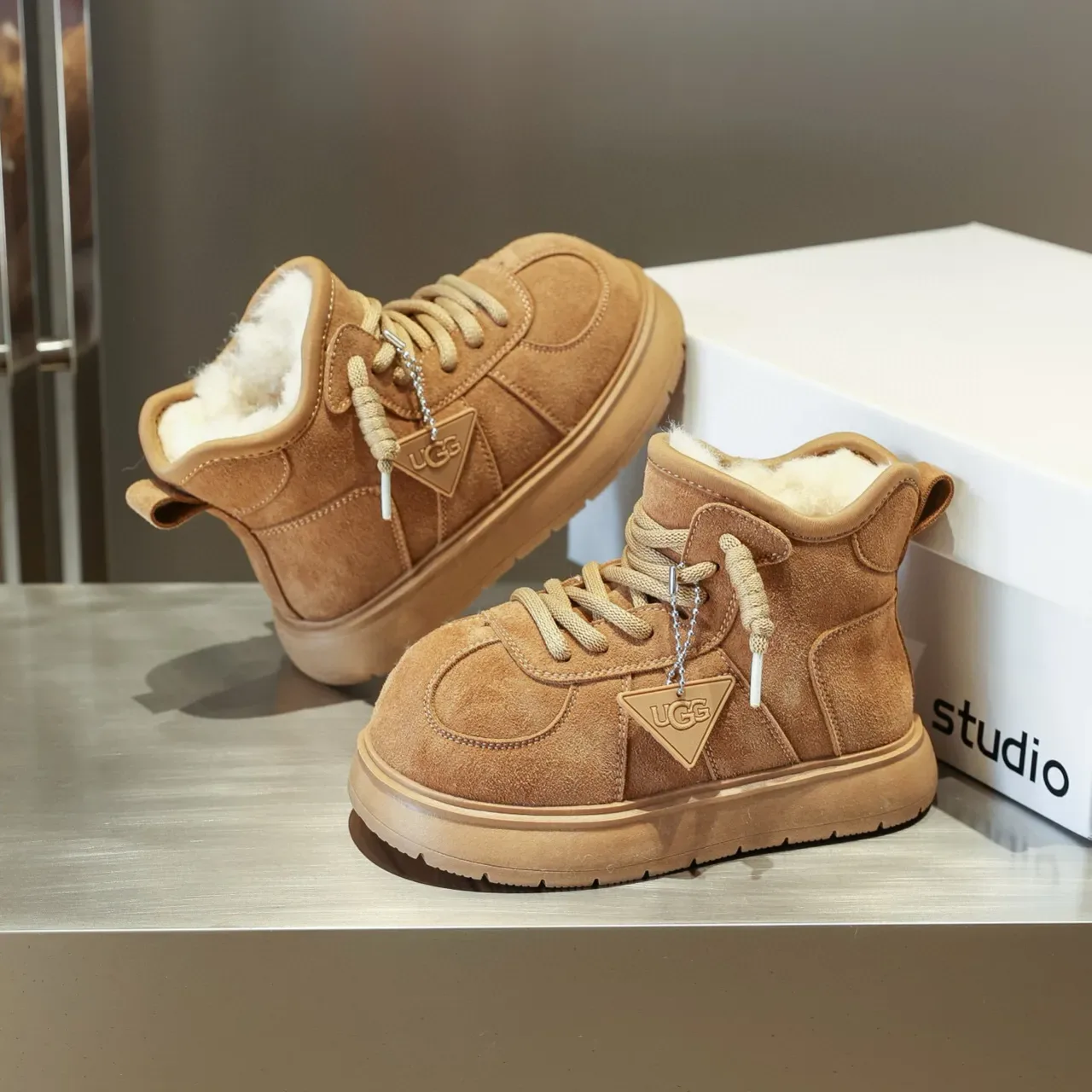 UGG حذاء ثلجي بني من السويد المبطن بشرائط Shearling مربوط بشرائط 12