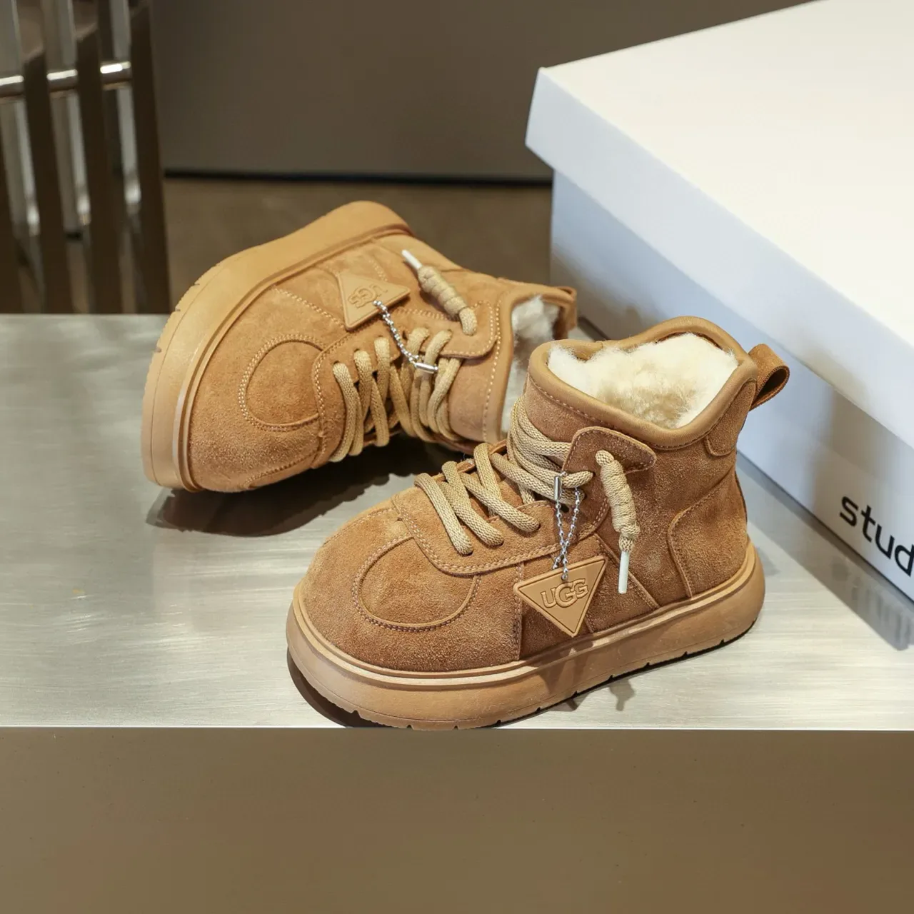 UGG حذاء ثلجي بني من السويد المبطن بشرائط Shearling مربوط بشرائط 13