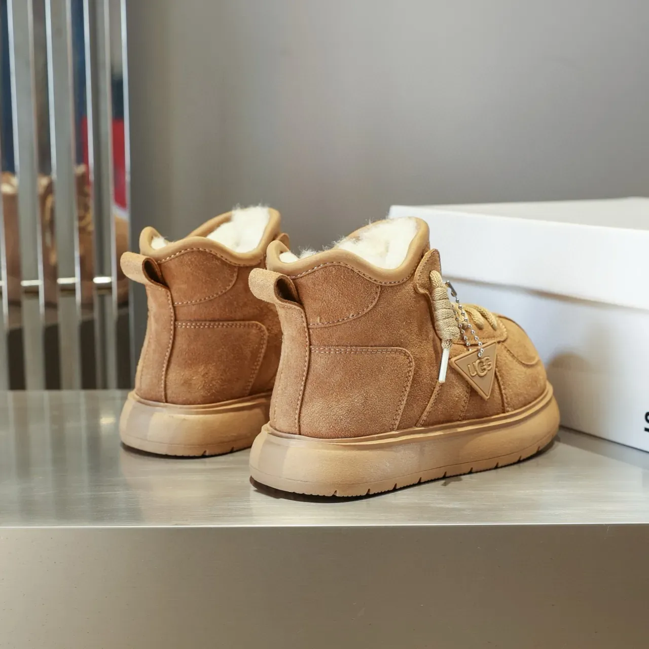 UGG حذاء ثلجي بني من السويد المبطن بشرائط Shearling مربوط بشرائط 14