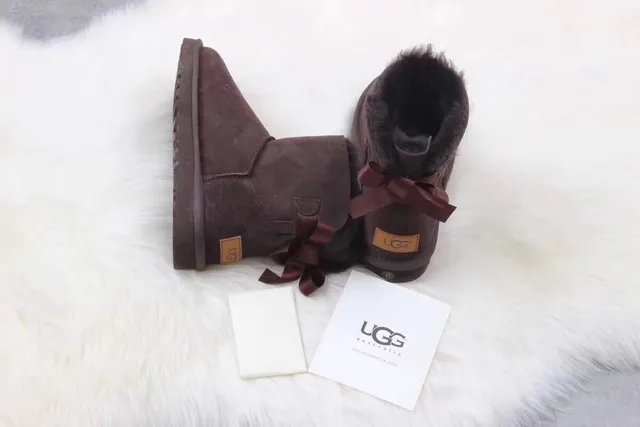 UGG ক্লাসিক মিনি ব্রাউন সুয়েড শিয়ারলিং-লাইন্ড স্নো বুটস 2