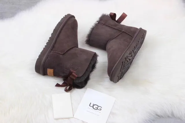 UGG ক্লাসিক মিনি ব্রাউন সুয়েড শিয়ারলিং-লাইন্ড স্নো বুটস 3