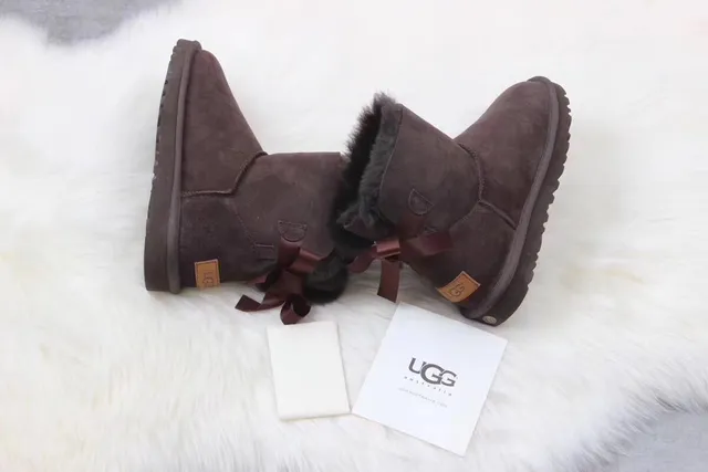 UGG ক্লাসিক মিনি ব্রাউন সুয়েড শিয়ারলিং-লাইন্ড স্নো বুটস 4