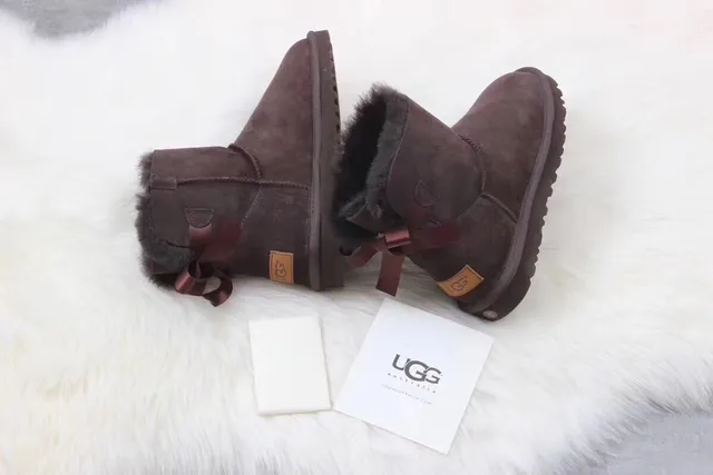 UGG ক্লাসিক মিনি ব্রাউন সুয়েড শিয়ারলিং-লাইন্ড স্নো বুটস 5