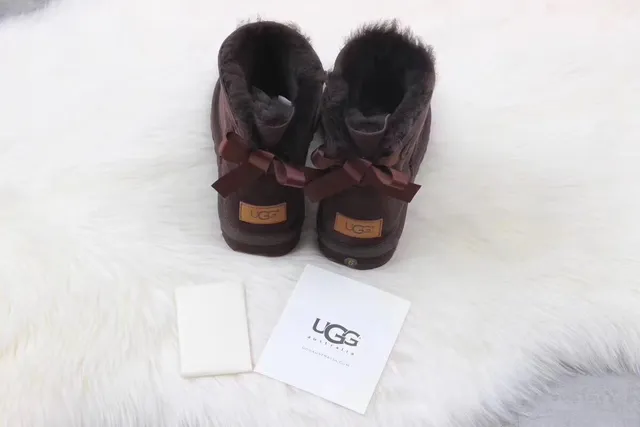 UGG ক্লাসিক মিনি ব্রাউন সুয়েড শিয়ারলিং-লাইন্ড স্নো বুটস 6