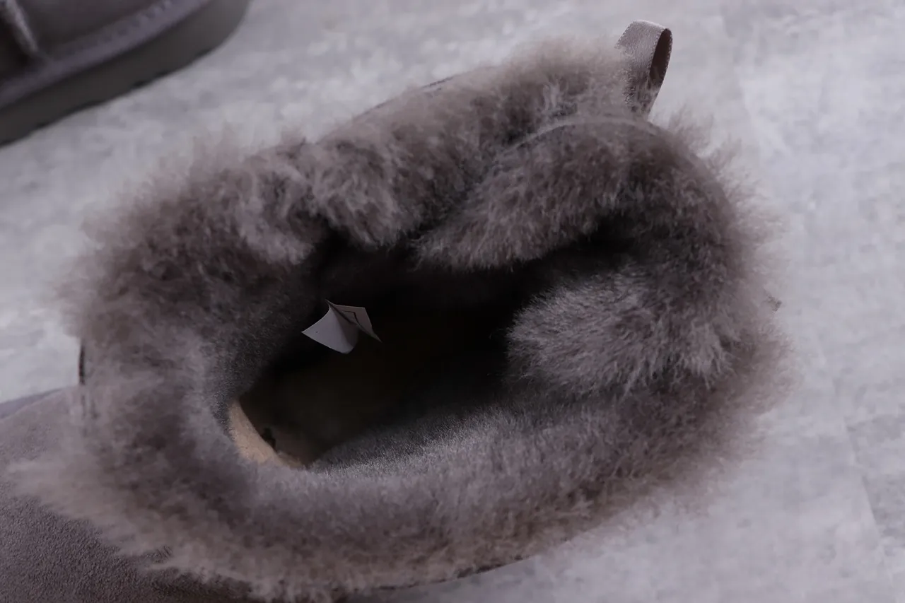 UGG Classic Mini 炭灰羊毛内里雪靴 2