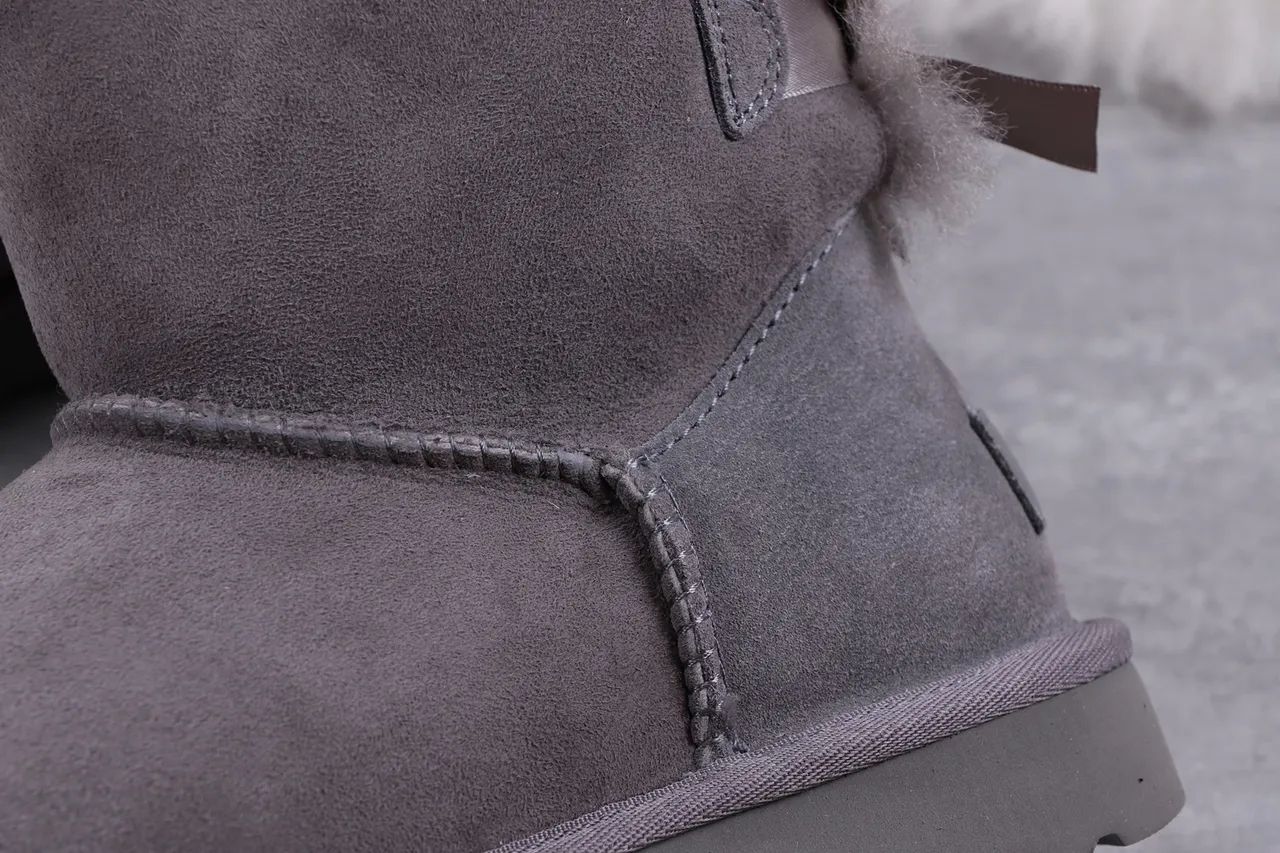UGG Classic Mini 炭灰羊毛内里雪靴 3