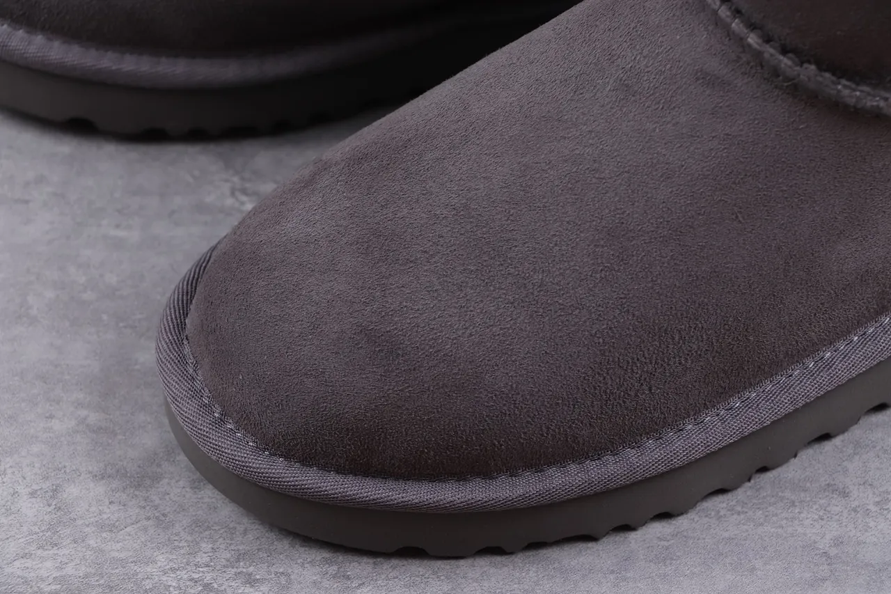 UGG Classic Mini 炭灰羊毛内里雪靴 4