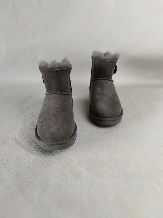 UGG Classic Mini 灰色羊麂皮羊毛内里雪靴 2