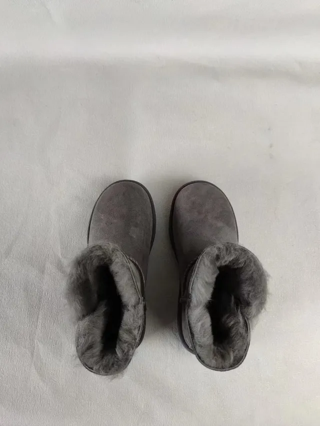 UGG Classic Mini 灰色羊麂皮羊毛内里雪靴 3