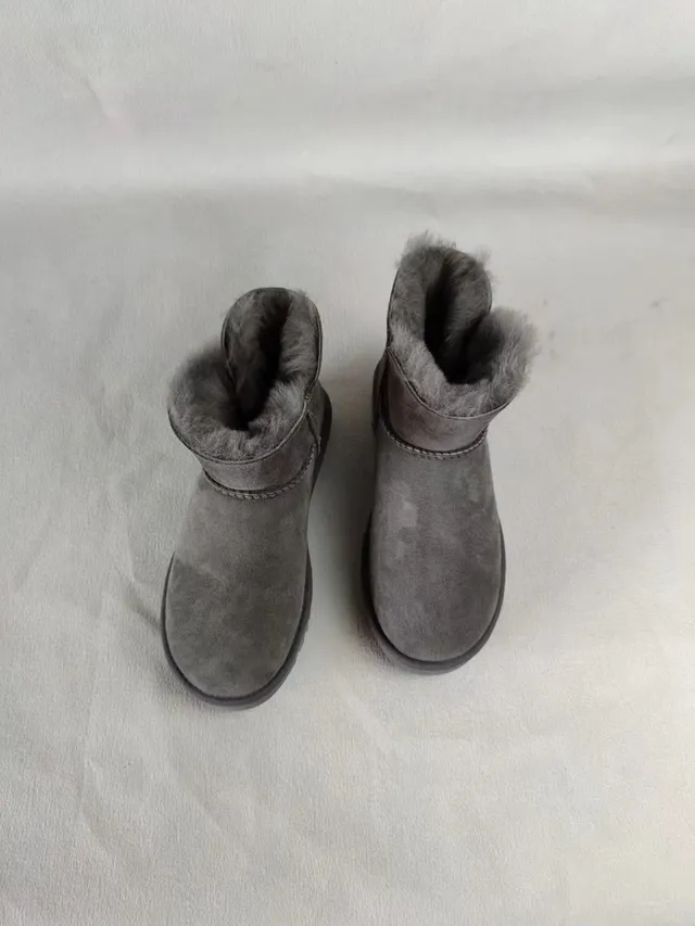 UGG Classic Mini 灰色羊麂皮羊毛内里雪靴 4
