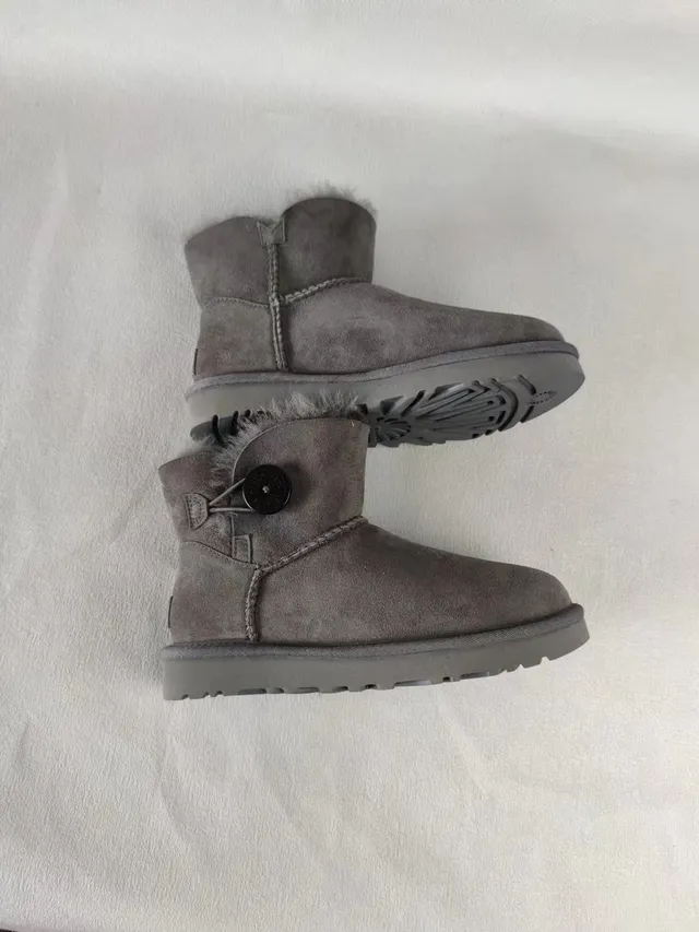 UGG Classic Mini 灰色羊麂皮羊毛内里雪靴 6