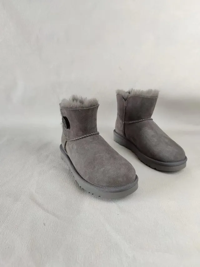 UGG Classic Mini 灰色羊麂皮羊毛内里雪靴 8