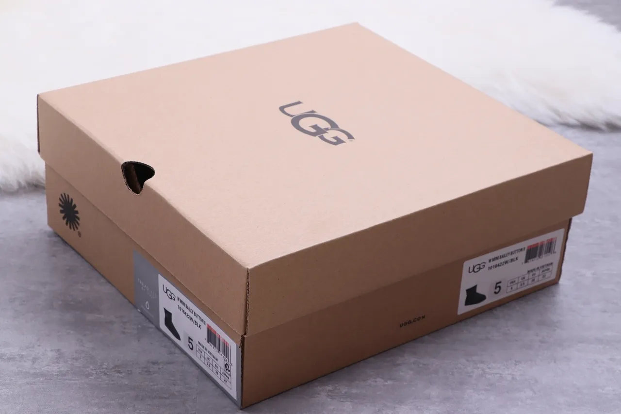 UGG Classic Short 黑色剪羊毛内里雪靴 8