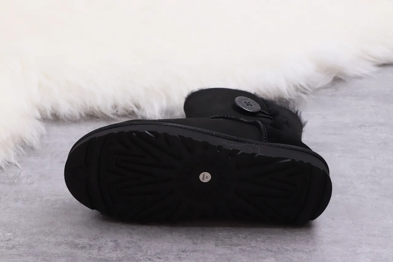 UGG Classic Short 黑色剪羊毛内里雪靴 9