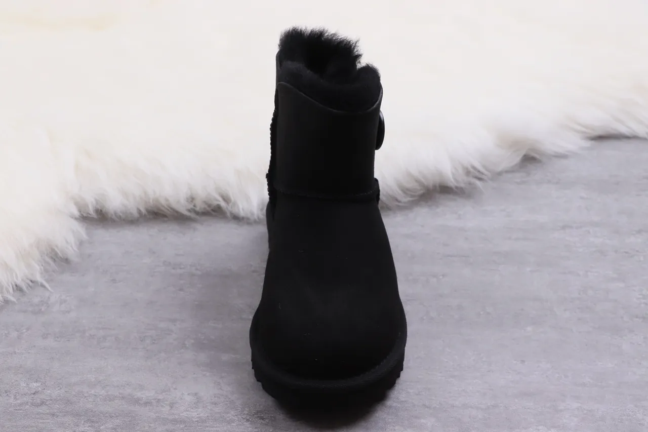 UGG Classic Short 黑色剪羊毛内里雪靴 10