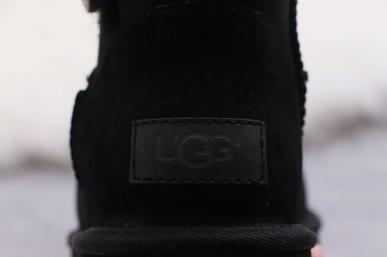 UGG Classic Short 黑色剪羊毛内里雪靴 11