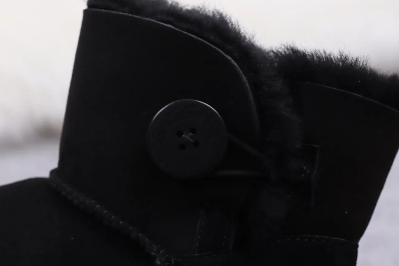 UGG Classic Short 黑色剪羊毛内里雪靴 12
