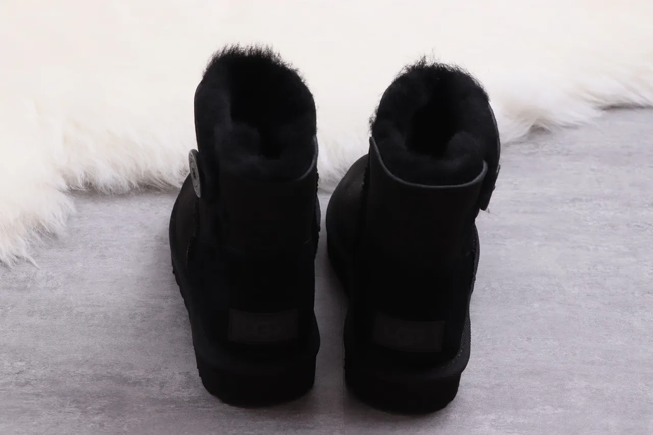 UGG Classic Short 黑色剪羊毛内里雪靴 13