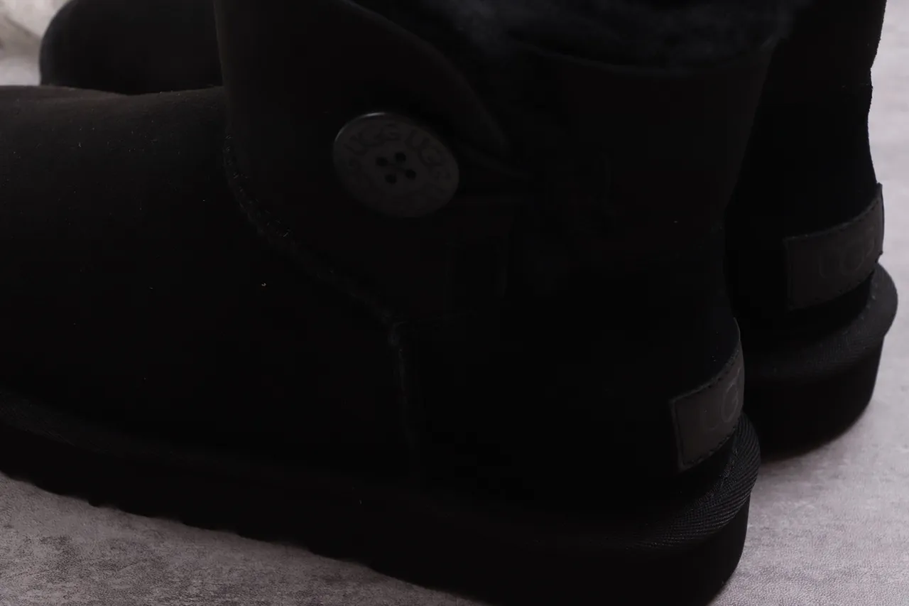 UGG Classic Short 黑色剪羊毛内里雪靴 14