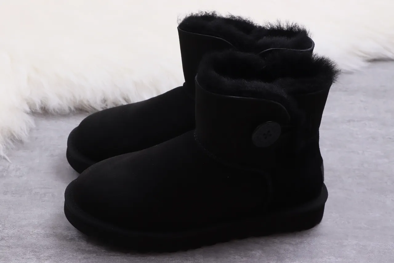 UGG Classic Short 黑色剪羊毛内里雪靴 15