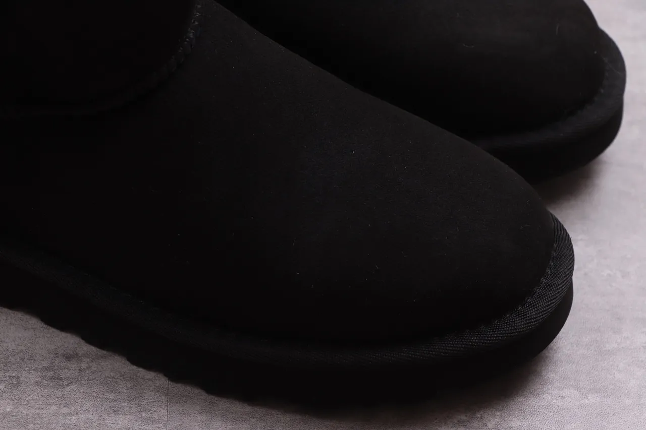 UGG Classic Short 黑色剪羊毛内里雪靴 16