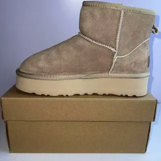 UGG क्लासिक छोटी प्लेटफॉर्म बीज स्नो बूट