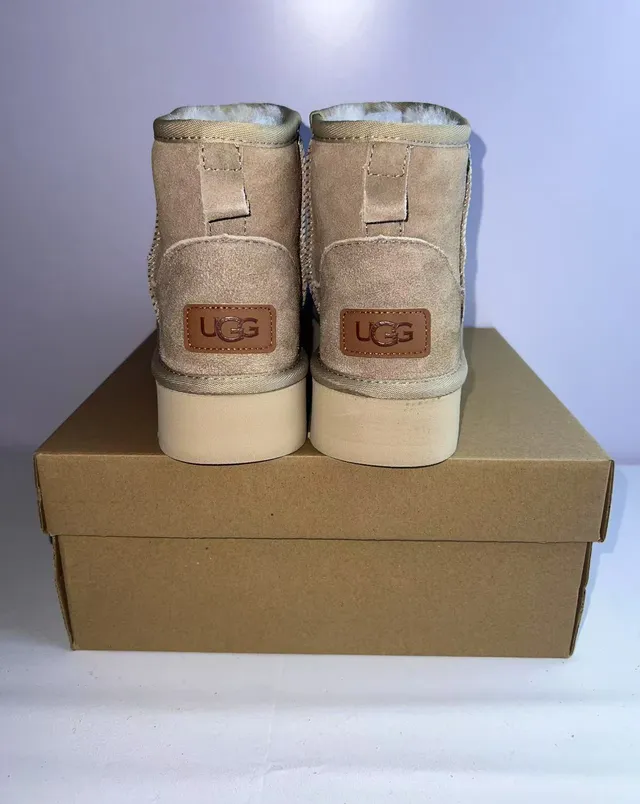 UGG क्लासिक छोटी प्लेटफॉर्म बीज स्नो बूट 2