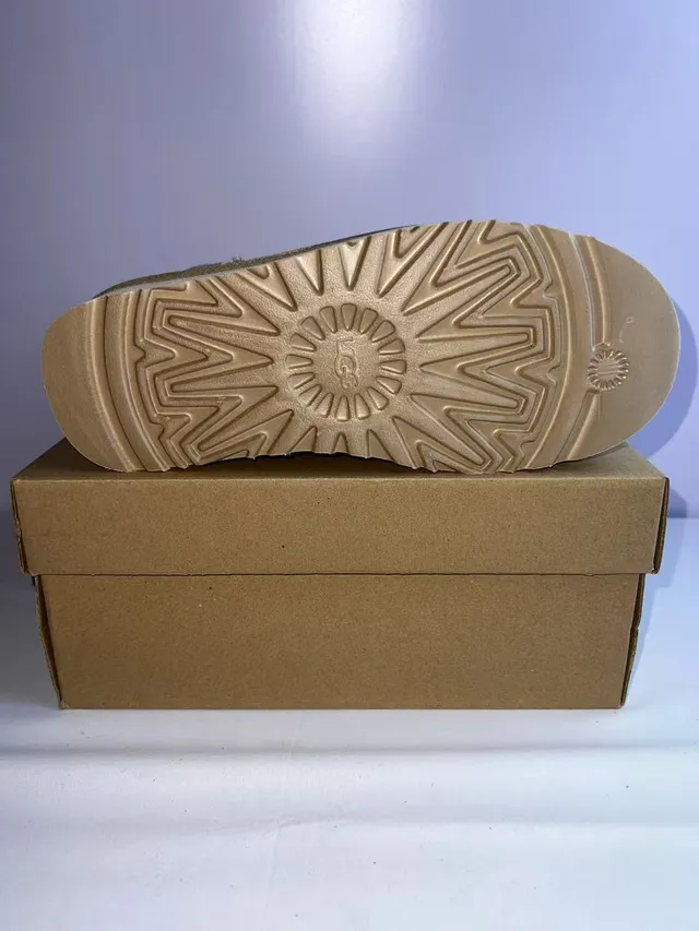 UGG क्लासिक छोटी प्लेटफॉर्म बीज स्नो बूट 4