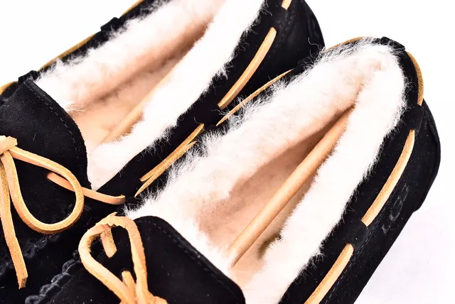 UGG Dakota Mocasines Negros de Ante Forrados con Piel de Cordero 11