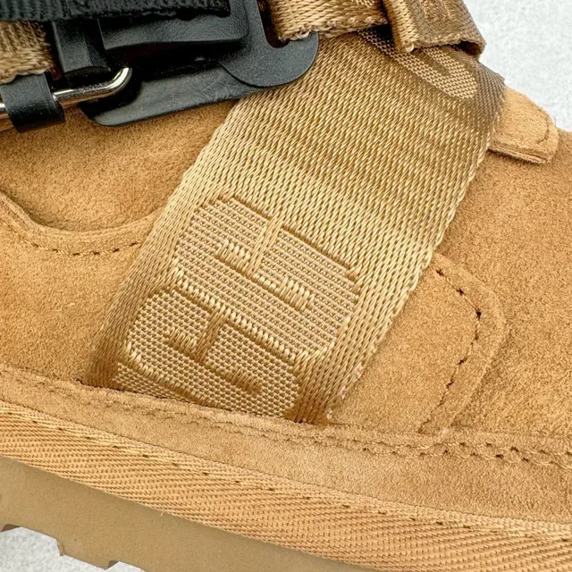 UGG टैन स्यूड स्ट्रैप बूट स्नो बूट 2