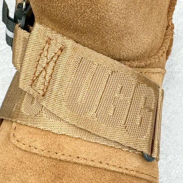 UGG टैन स्यूड स्ट्रैप बूट स्नो बूट 8