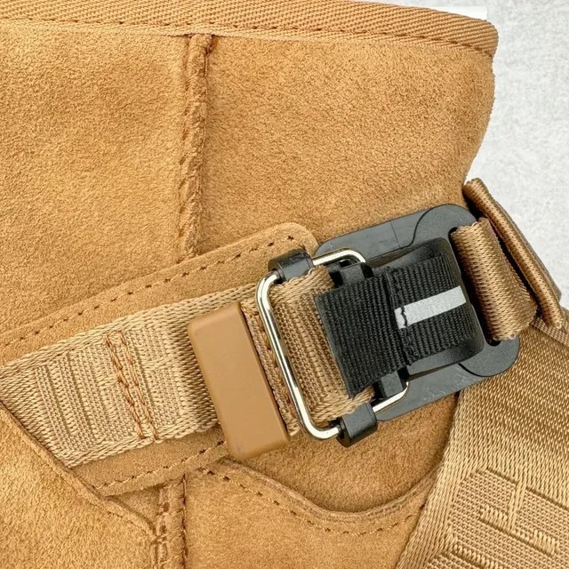 UGG टैन स्यूड स्ट्रैप बूट स्नो बूट 11