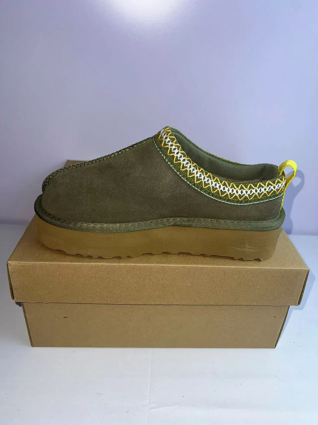 UGG Tasman أحذية منزلية سويدي أخضر عسكري أصفر تطريز زيجزاج 2