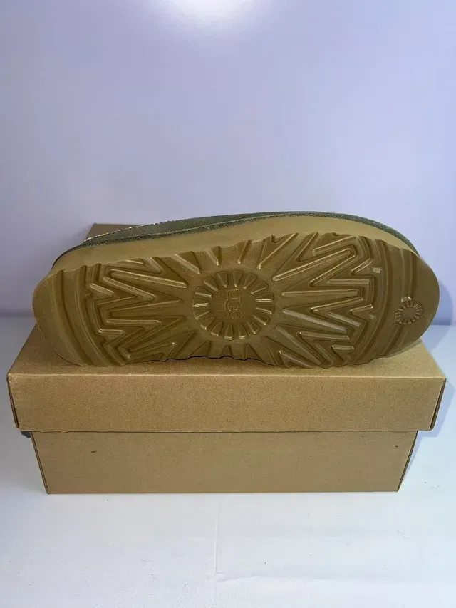 UGG Tasman أحذية منزلية سويدي أخضر عسكري أصفر تطريز زيجزاج 3