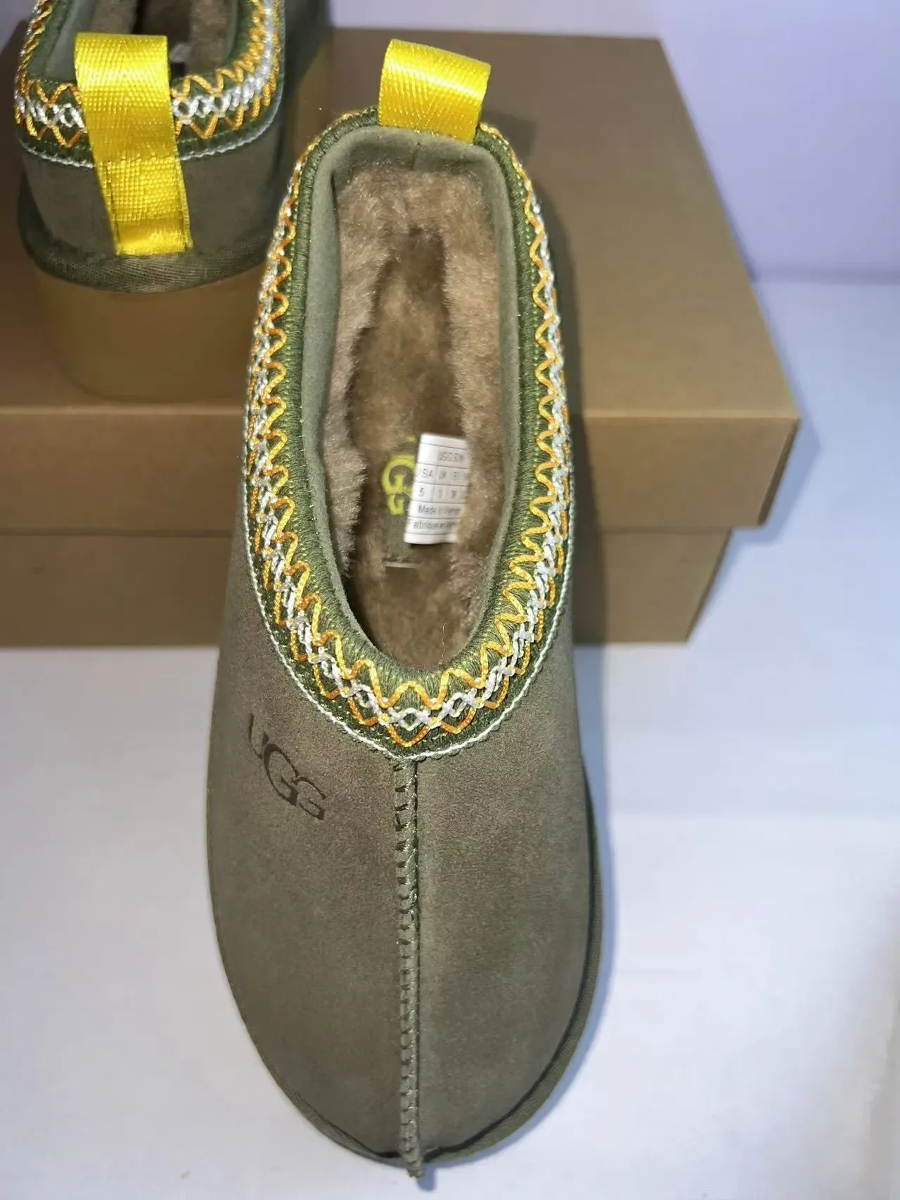 UGG Tasman أحذية منزلية سويدي أخضر عسكري أصفر تطريز زيجزاج 4