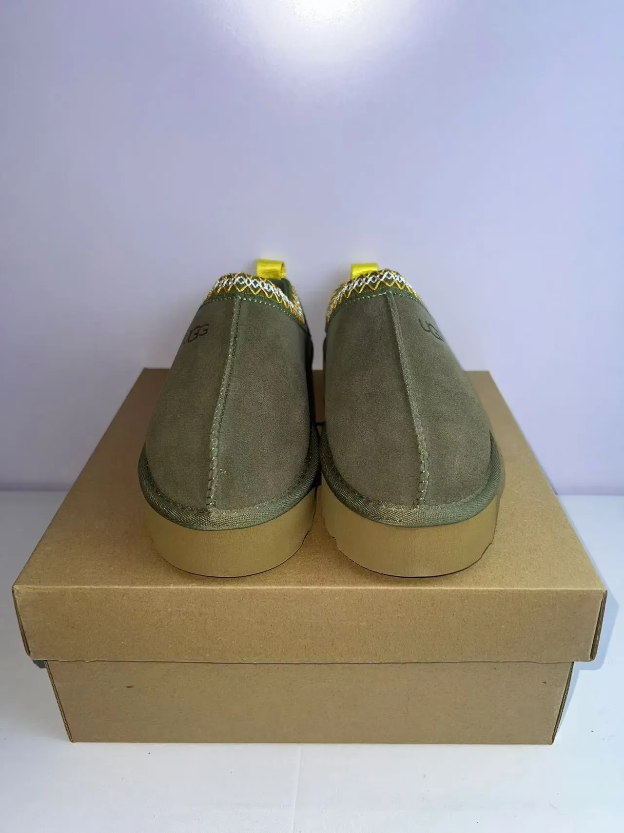 UGG Tasman أحذية منزلية سويدي أخضر عسكري أصفر تطريز زيجزاج 6