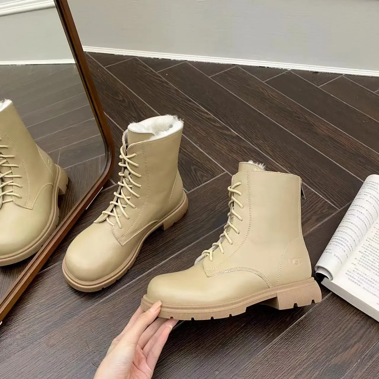 UGG Tasman Beige White Bottes de cheville à lacets doublées de mouton 2