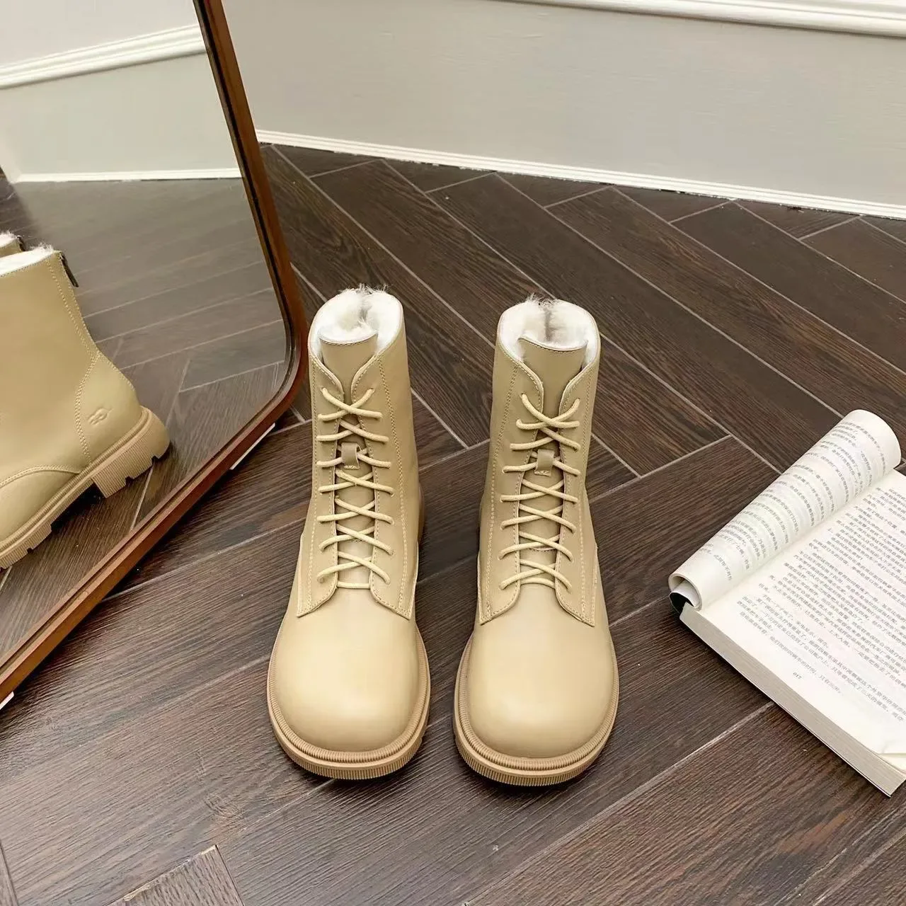 UGG Tasman Beige White Bottes de cheville à lacets doublées de mouton 3