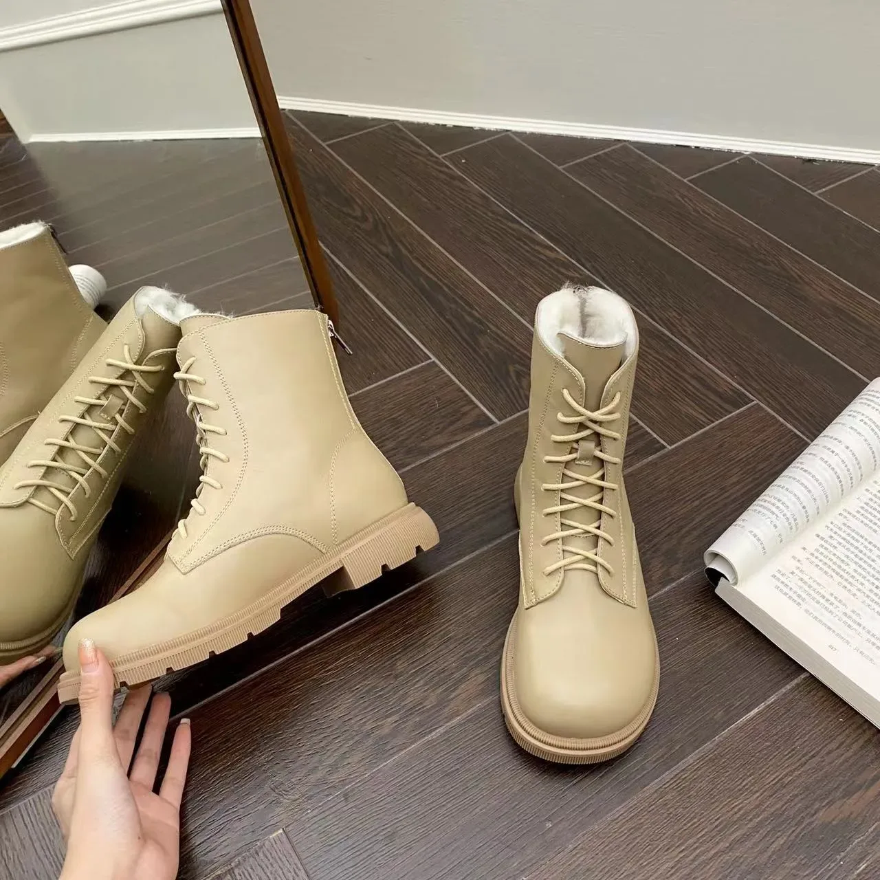 UGG Tasman Beige White Bottes de cheville à lacets doublées de mouton 4
