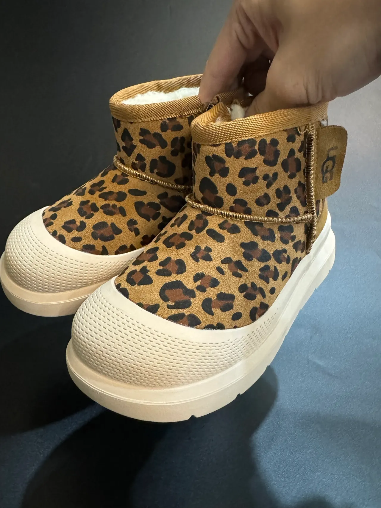 UGG Tasman Botas de neve pretas para crianças 8