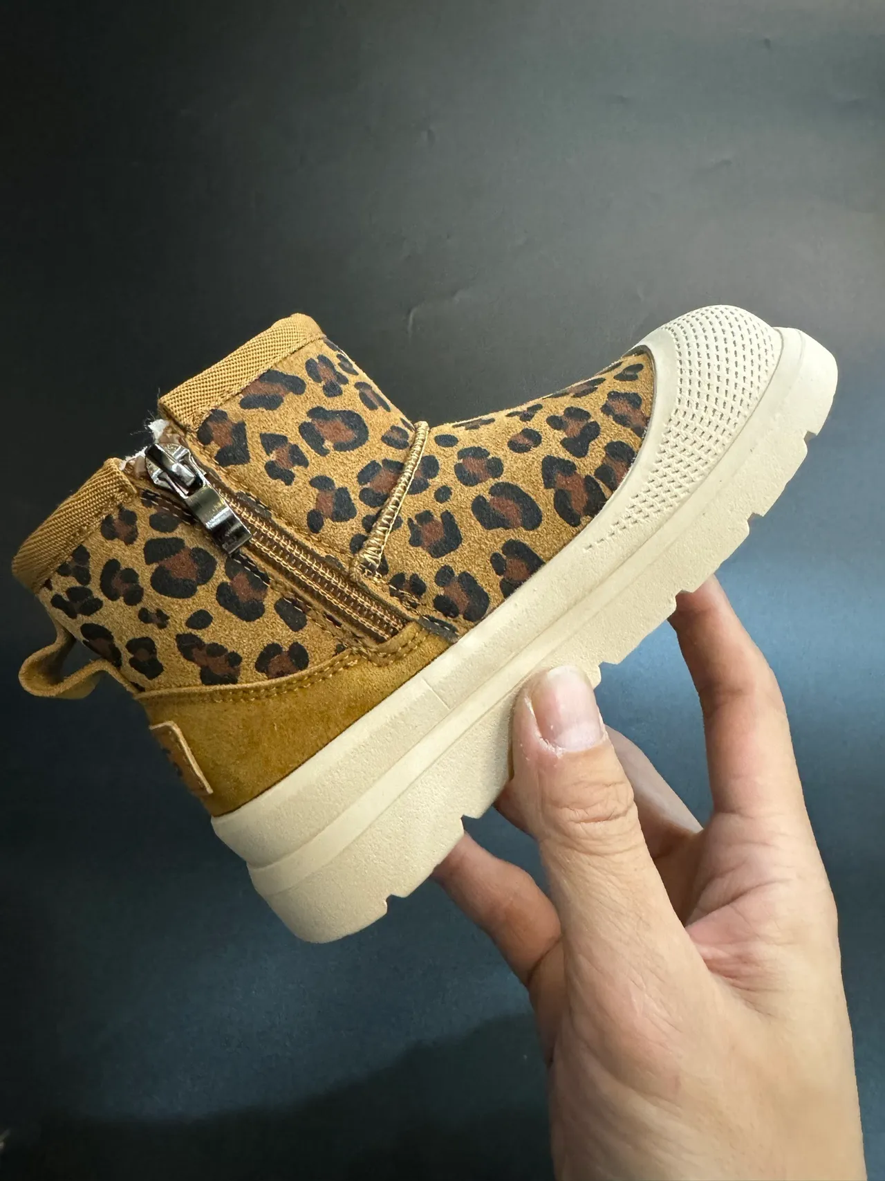 UGG Tasman Botas de neve pretas para crianças 10