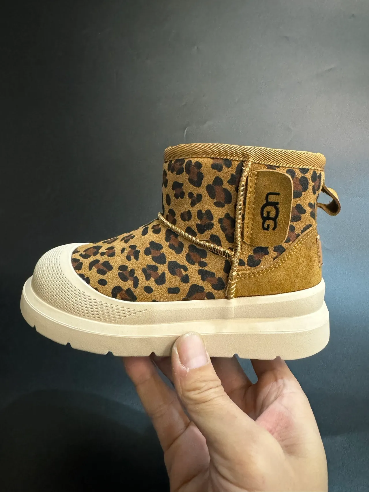 UGG Tasman Botas de neve pretas para crianças 12