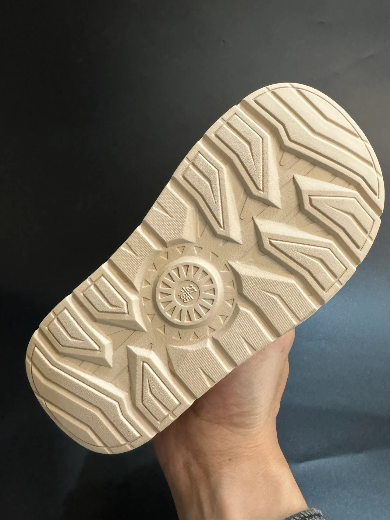 UGG Tasman Botas de neve pretas para crianças 13