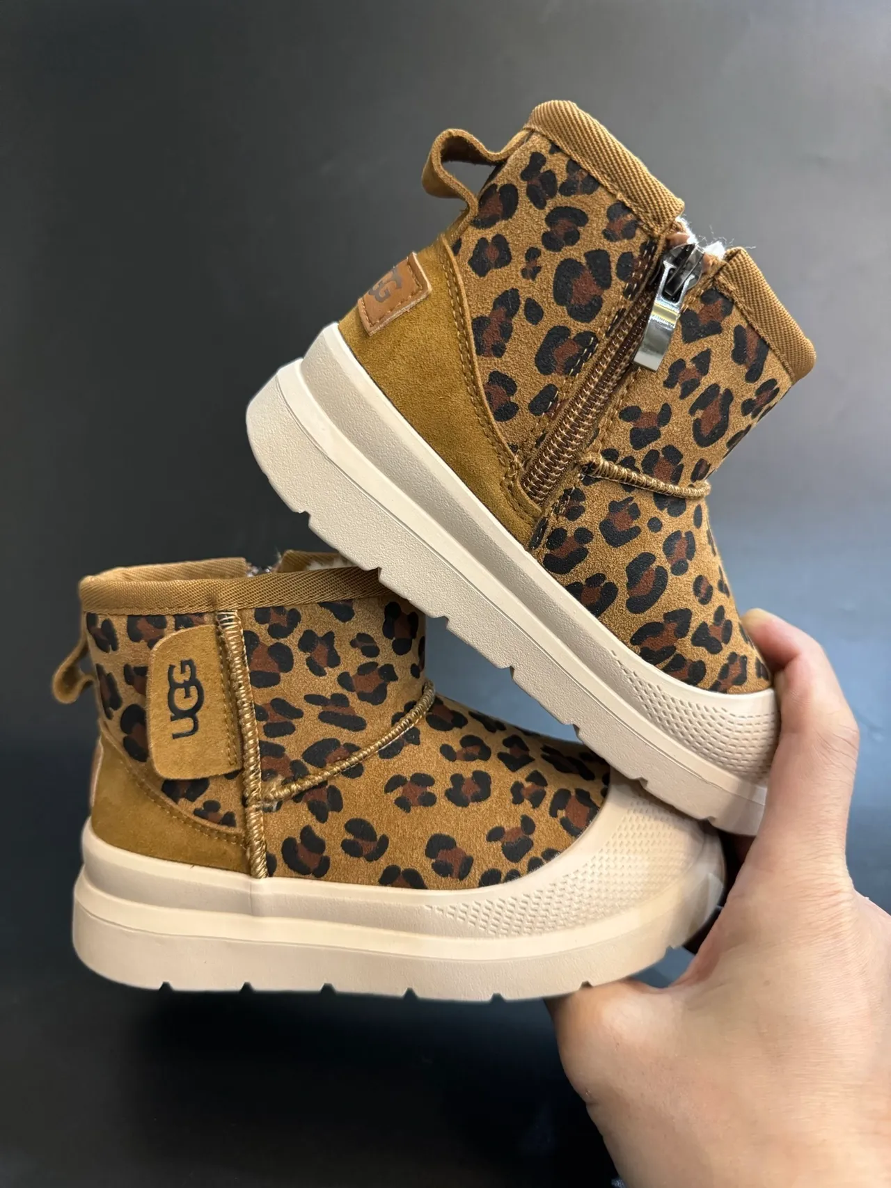 UGG Tasman Botas de neve pretas para crianças 16