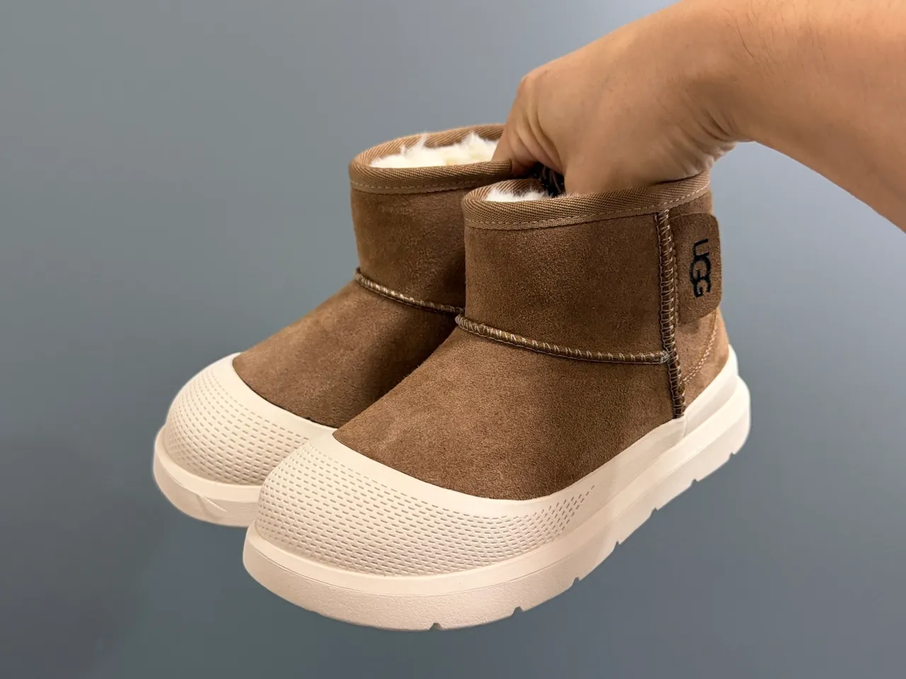 UGG Tasman Botas de neve pretas para crianças 17