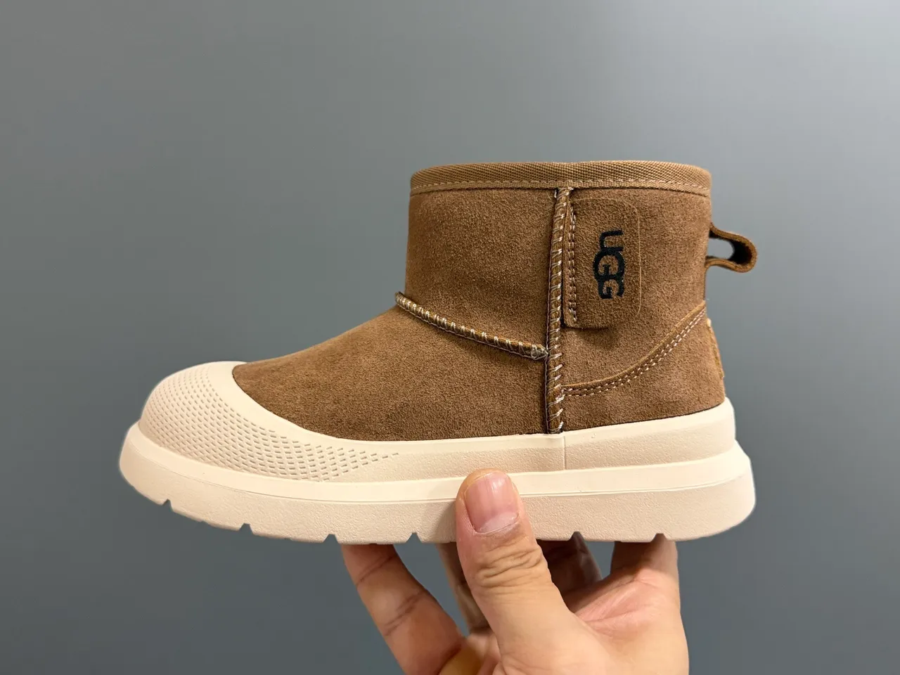 UGG Tasman Botas de neve pretas para crianças 18