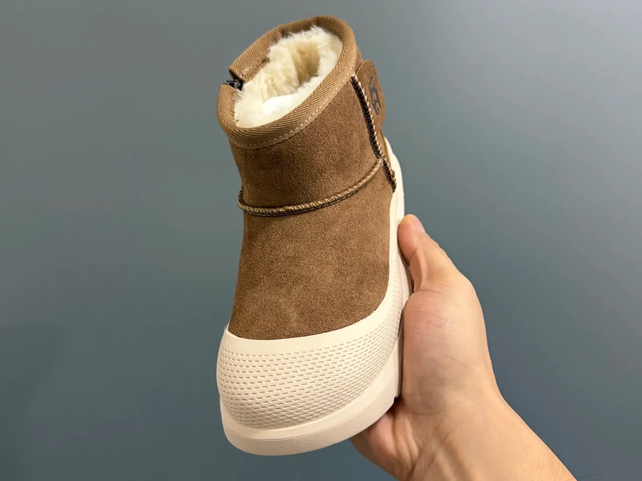 UGG Tasman Botas de neve pretas para crianças 19